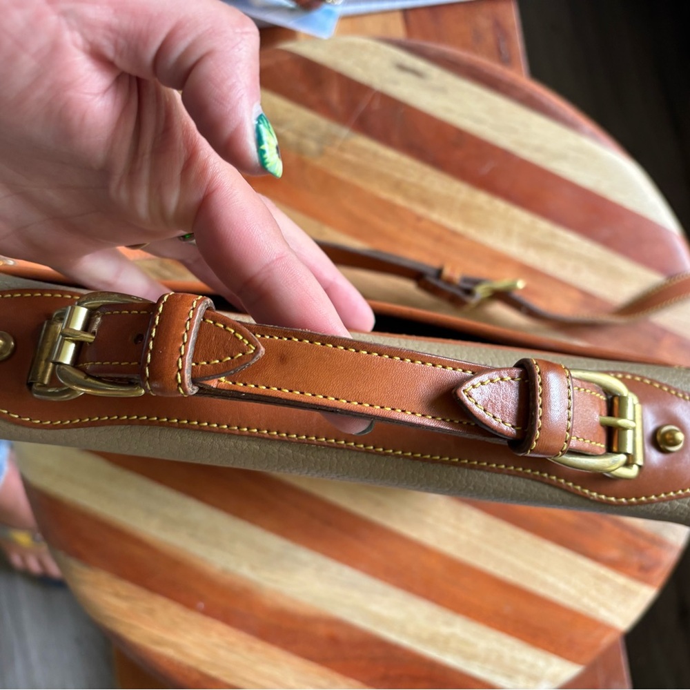 Vintage Leather Cream and Tan Dooney & Bourke Crossbody Bag - Picture 9 of 16